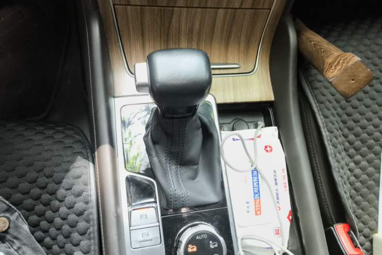 Used Roewe RX8 2018 30T Smart Connectivity Four-Wheel Drive Flagship Edition Gear Lever