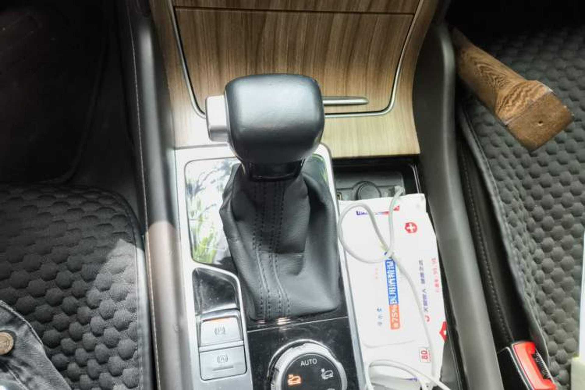 Used Roewe RX8 2018 30T Smart Connectivity Four-Wheel Drive Flagship Edition Gear Lever
