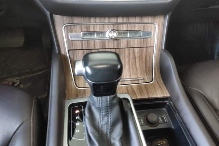 Used Roewe RX8 2018 30T Smart Connectivity Four-Wheel Drive Flagship Edition Gear Lever