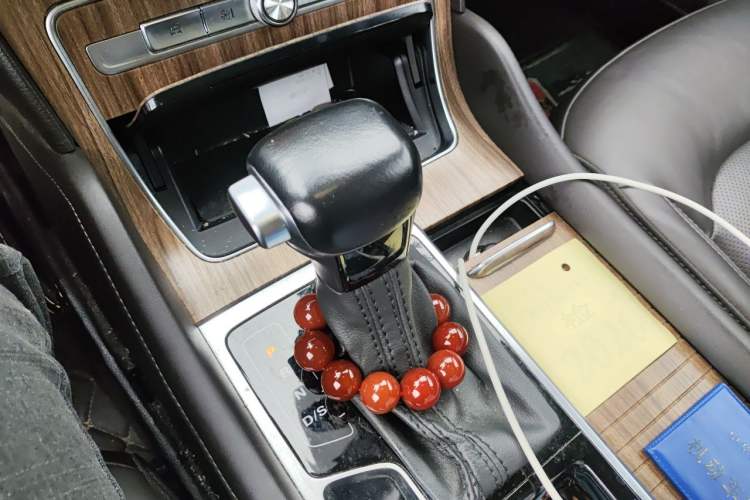 Used Roewe RX8 2018 30T Smart Connectivity Two-Wheel Drive Flagship Edition Gear Lever