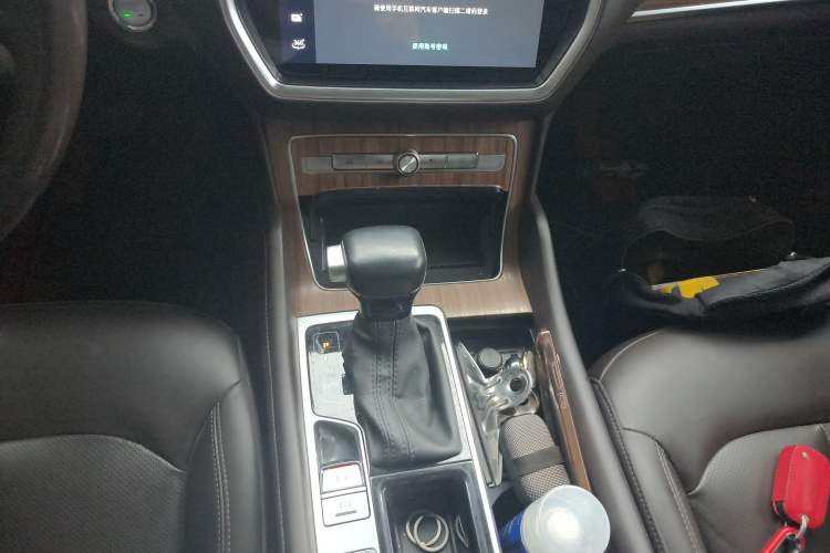 Used Roewe RX8 2018 30T Smart Connectivity Two-Wheel Drive Supreme Edition Gear Lever