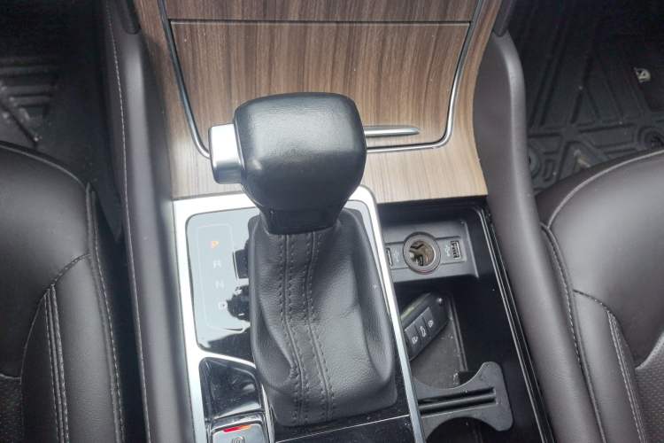 Used Roewe RX8 2018 30T Smart Connectivity All-Wheel Drive Supreme Edition Gear Lever