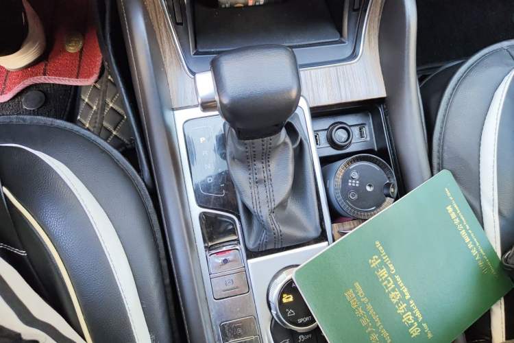 Used Roewe RX8 2018 30T Smart Connectivity Four-Wheel Drive Flagship Edition Gear Lever