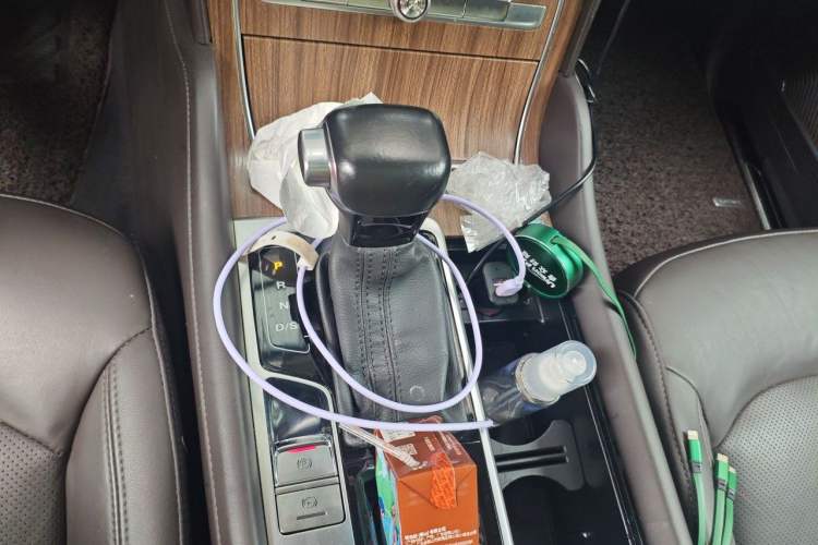 Used Roewe RX8 2018 30T Smart Connectivity Two-Wheel Drive Flagship Edition Gear Lever