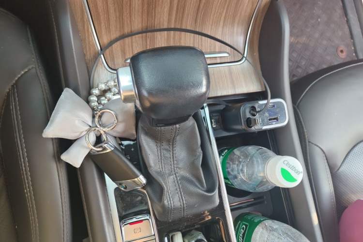 Used Roewe RX8 2018 30T Smart Connectivity Two-Wheel Drive Supreme Edition Gear Lever