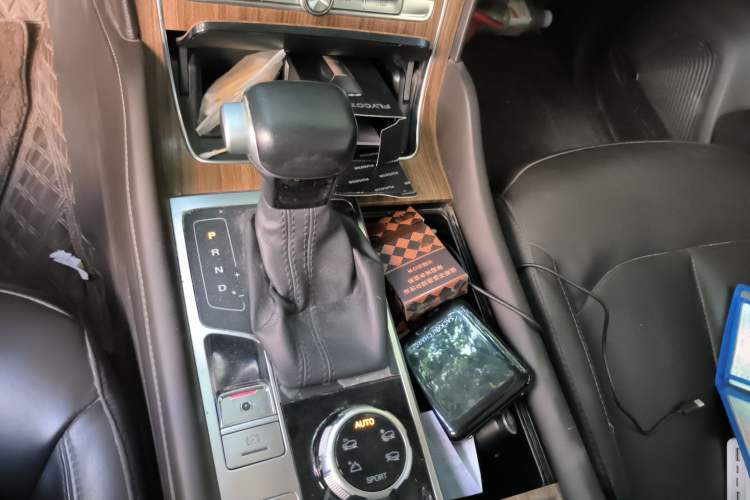 Used Roewe RX8 2018 30T Smart Connectivity All-Wheel Drive Supreme Edition Gear Lever