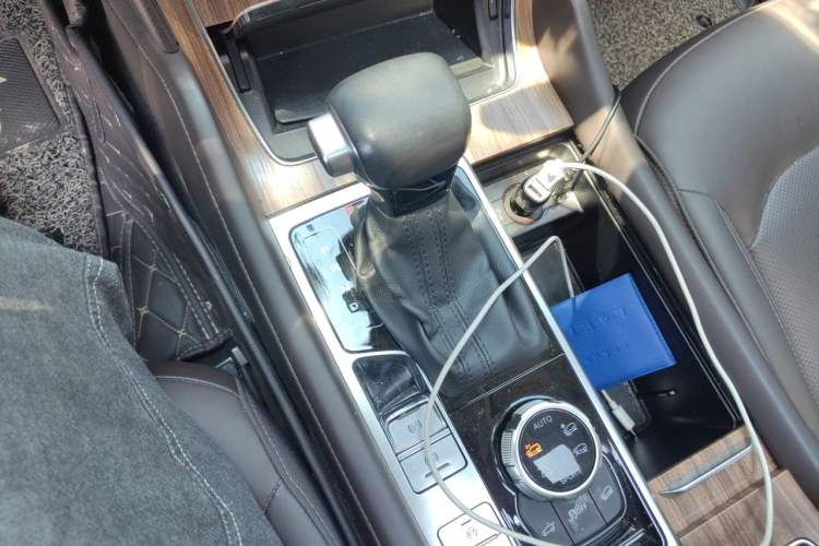 Used Roewe RX8 2018 30T Smart Connectivity All-Wheel Drive Supreme Edition Gear Lever