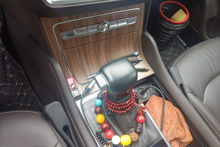 Used Roewe RX8 2018 30T Smart Connectivity All-Wheel Drive Supreme Edition Gear Lever