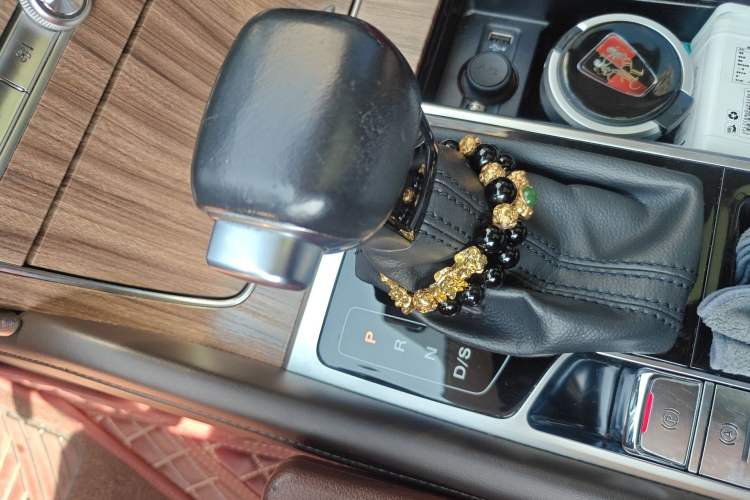 Used Roewe RX8 2018 30T Smart Connectivity Two-Wheel Drive Flagship Edition Gear Lever