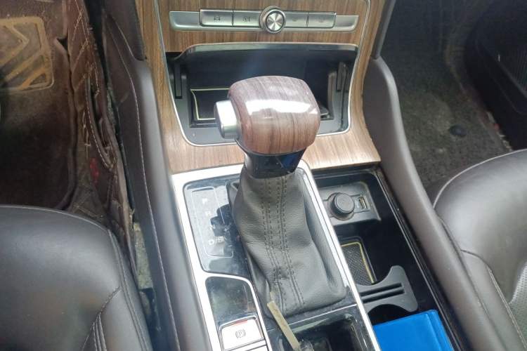 Used Roewe RX8 2018 30T Smart Connectivity Two-Wheel Drive Flagship Edition Gear Lever