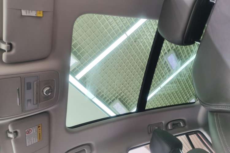 Used Roewe RX8 2018 30T Smart Connectivity All-Wheel Drive Supreme Edition Headliner