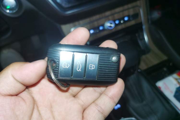 Used Roewe RX8 2018 30T Smart Connectivity Two-Wheel Drive Supreme Edition Interior 1