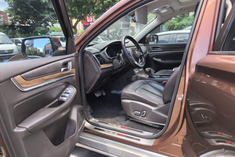 Used Roewe RX8 2018 30T Smart Connectivity Two-Wheel Drive Flagship Edition Interior 1
