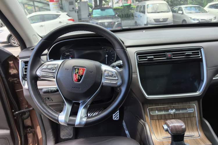 Used Roewe RX8 2018 30T Smart Connectivity Two-Wheel Drive Flagship Edition Interior 2