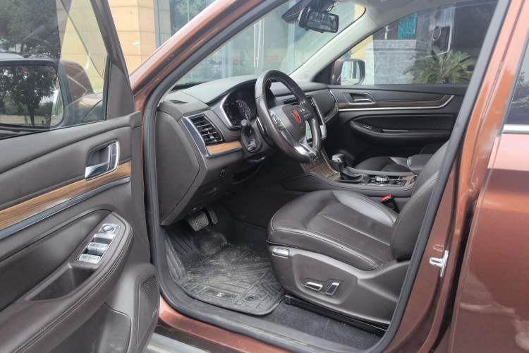 Used Roewe RX8 2018 30T Smart Connectivity All-Wheel Drive Supreme Edition Interior 2