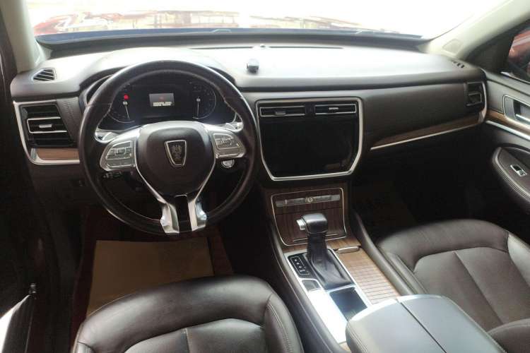 Used Roewe RX8 2018 30T Smart Connectivity Two-Wheel Drive Supreme Edition Interior 3