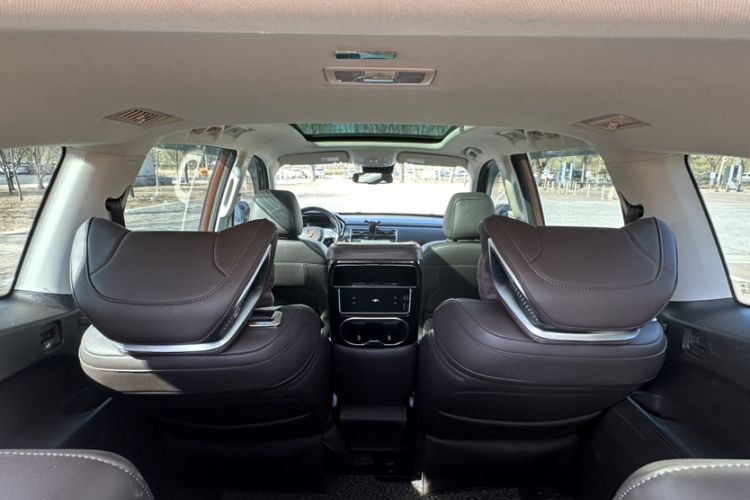 Used Roewe RX8 2018 30T Smart Connectivity All-Wheel Drive Supreme Edition Interior 3