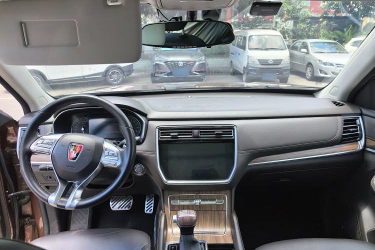 Used Roewe RX8 2018 30T Smart Connectivity Two-Wheel Drive Flagship Edition Interior 3