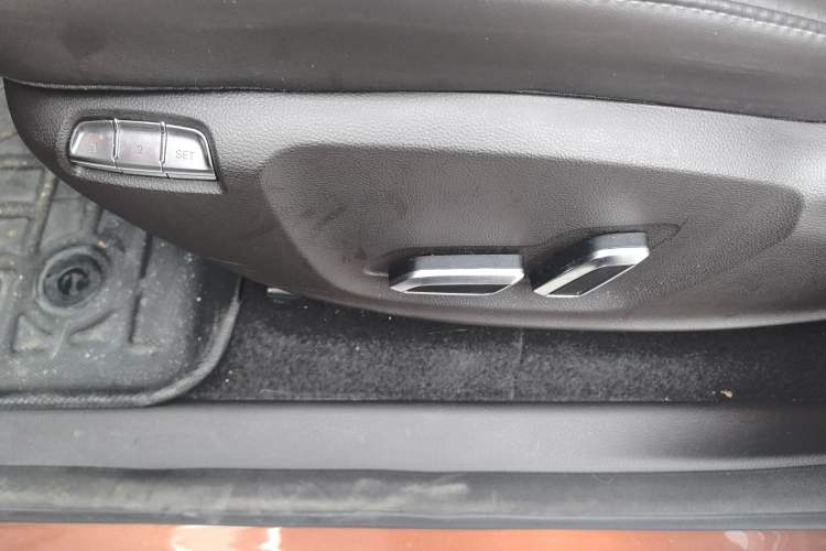 Used Roewe RX8 2018 30T Smart Connectivity All-Wheel Drive Supreme Edition Interior 4