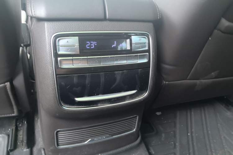 Used Roewe RX8 2018 30T Smart Connectivity All-Wheel Drive Supreme Edition Interior 5