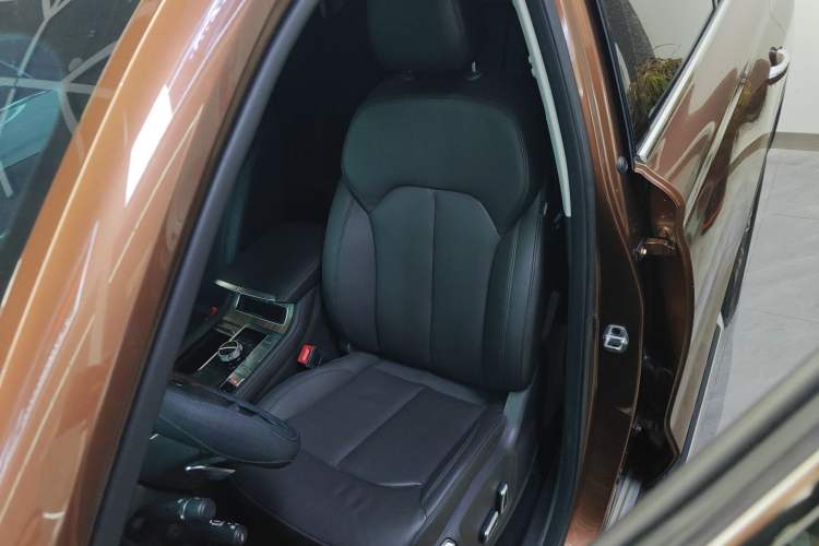 Used Roewe RX8 2018 30T Smart Connectivity All-Wheel Drive Supreme Edition Left Front Seat