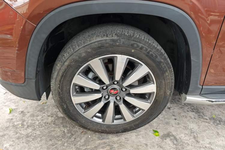 Used Roewe RX8 2018 30T Smart Connectivity Two-Wheel Drive Supreme Edition Left Front Wheel Hub