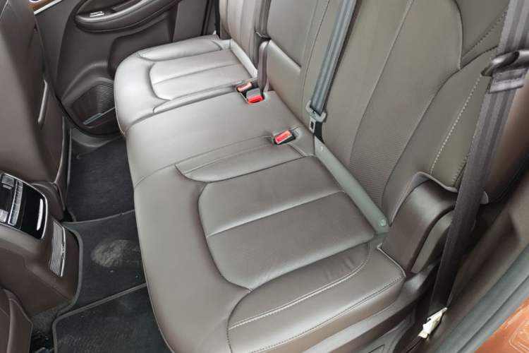 Used Roewe RX8 2018 30T Smart Connectivity Two-Wheel Drive Supreme Edition Left Rear Seat