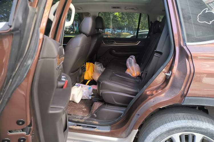 Used Roewe RX8 2018 30T Smart Connectivity All-Wheel Drive Supreme Edition Left Rear Seat