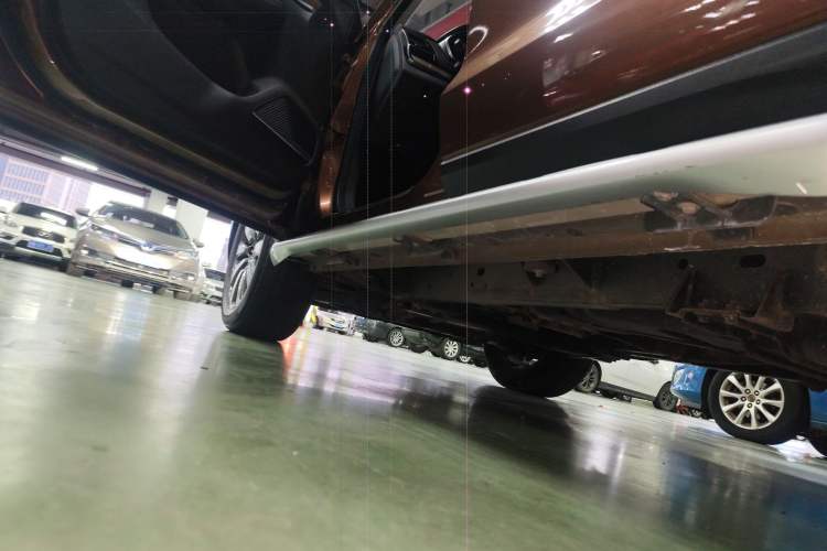 Used Roewe RX8 2018 30T Smart Connectivity Two-Wheel Drive Flagship Edition Left Side Sill
