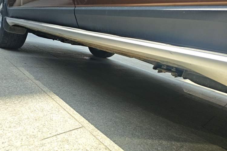 Used Roewe RX8 2018 30T Smart Connectivity Two-Wheel Drive Flagship Edition Left Side Sill