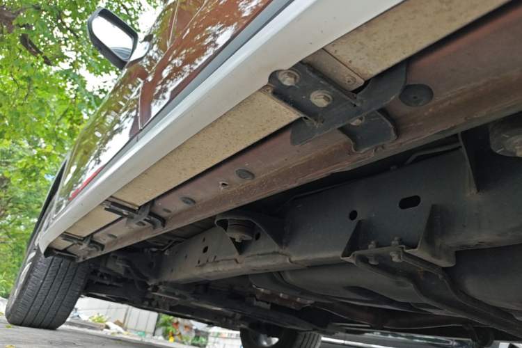 Used Roewe RX8 2018 30T Smart Connectivity Two-Wheel Drive Supreme Edition Left Side Sill