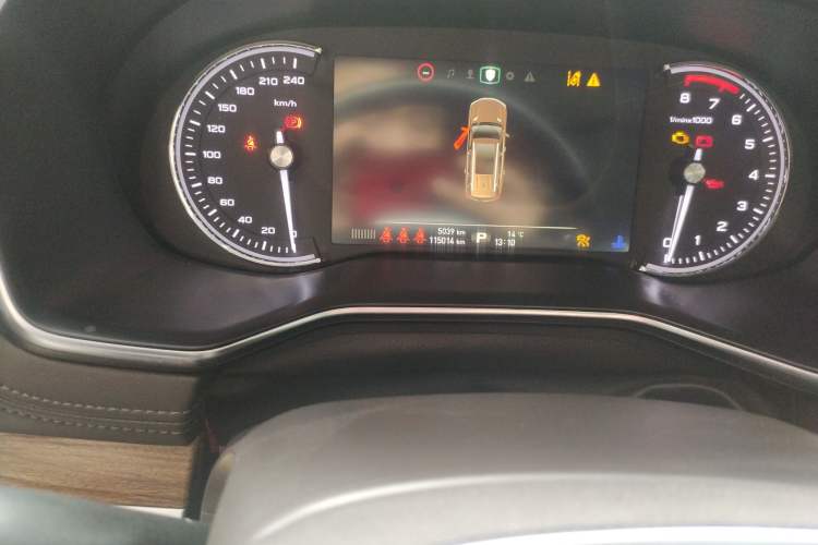 Used Roewe RX8 2018 30T Smart Connectivity Two-Wheel Drive Supreme Edition Odometer Close Up