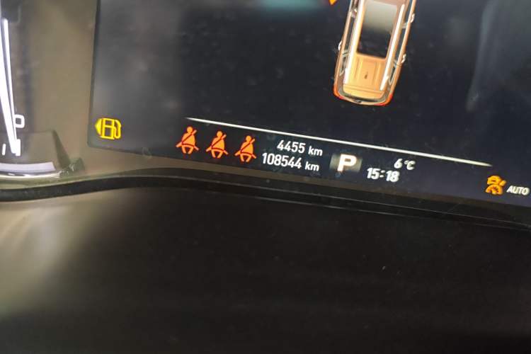 Used Roewe RX8 2018 30T Smart Connectivity All-Wheel Drive Supreme Edition Odometer Close Up