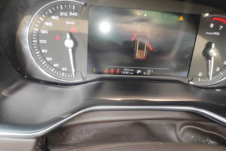 Used Roewe RX8 2018 30T Smart Connectivity Two-Wheel Drive Flagship Edition Odometer Close Up