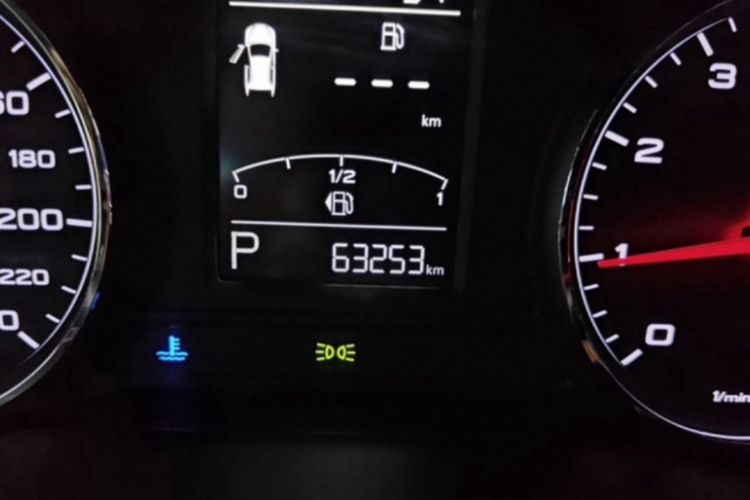 Used Roewe RX8 2018 30T Two-Wheel Drive Flagship Edition Odometer Close Up