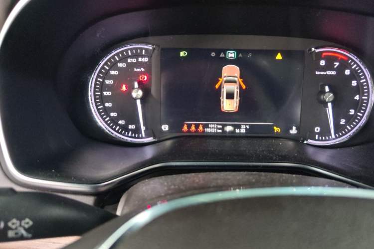Used Roewe RX8 2018 30T Smart Connectivity Two-Wheel Drive Flagship Edition Odometer Close Up