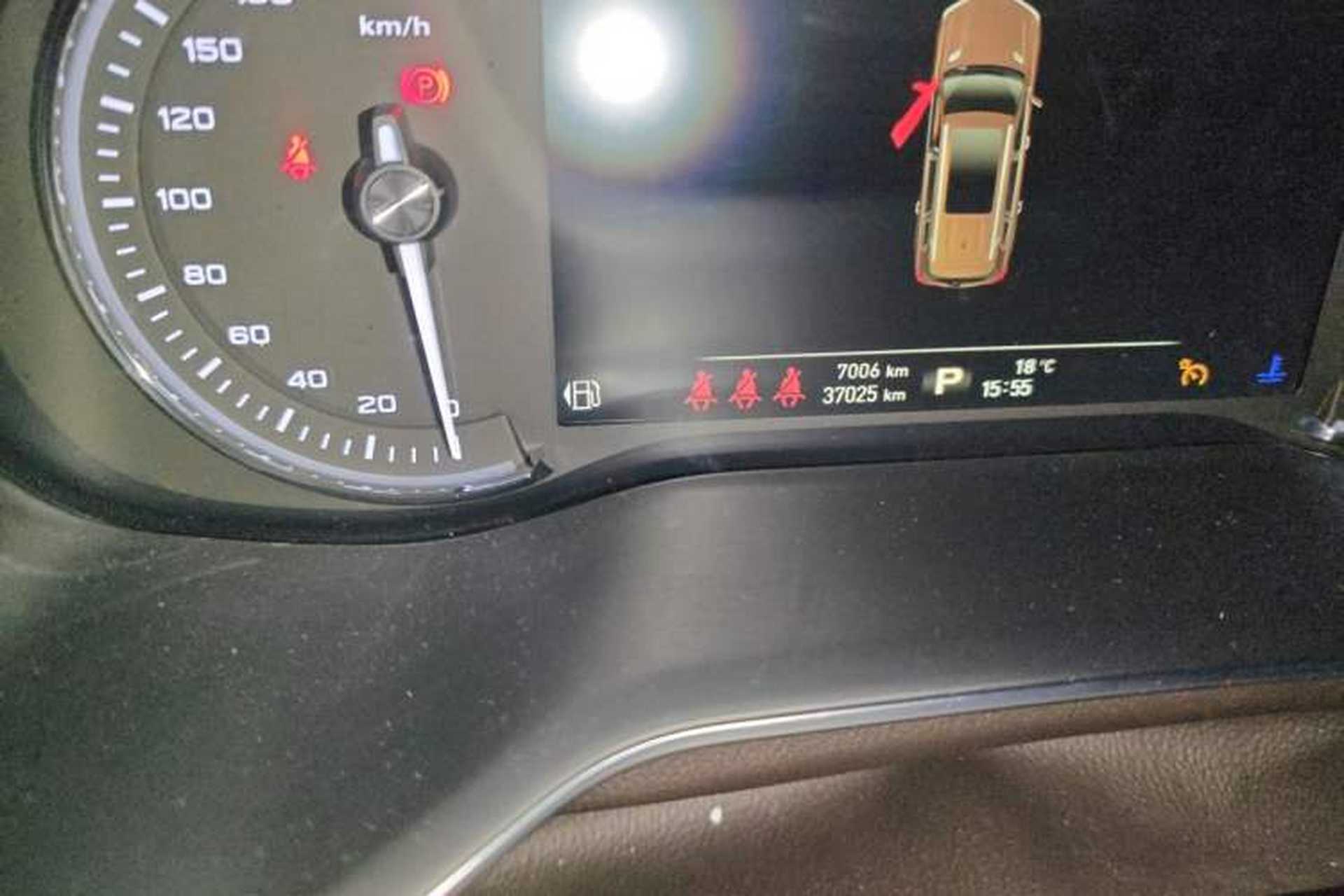 Used Roewe RX8 2018 30T Smart Connectivity Two-Wheel Drive Flagship Edition Odometer Close Up