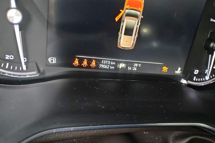 Used Roewe RX8 2018 30T Smart Connectivity Two-Wheel Drive Supreme Edition Odometer Close Up