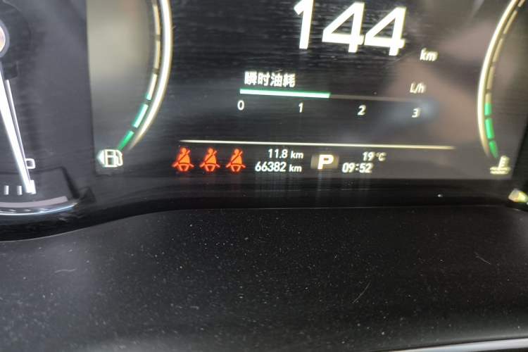 Used Roewe RX8 2018 30T Smart Connectivity Two-Wheel Drive Supreme Edition Odometer Close Up