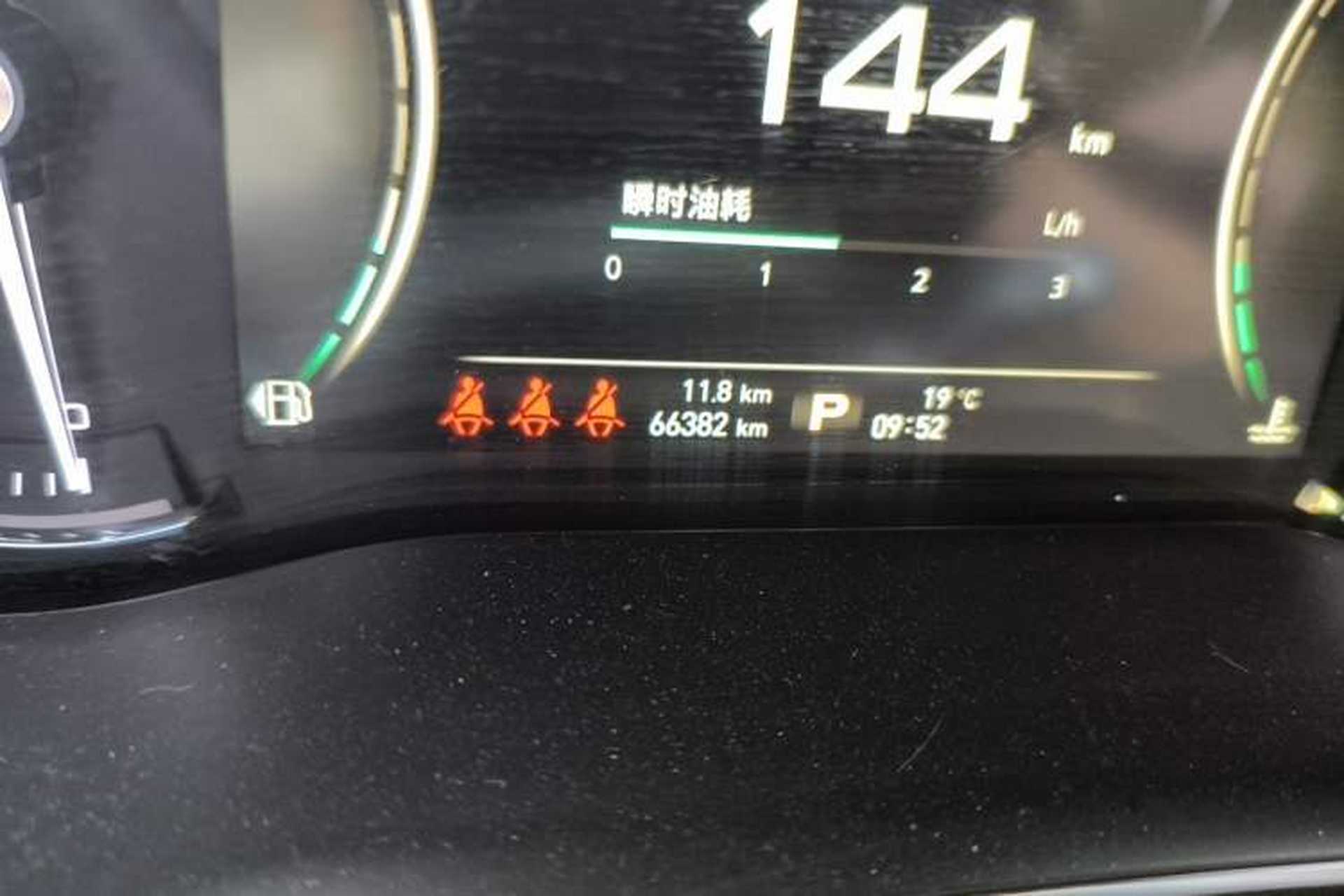 Used Roewe RX8 2018 30T Smart Connectivity Two-Wheel Drive Supreme Edition Odometer Close Up
