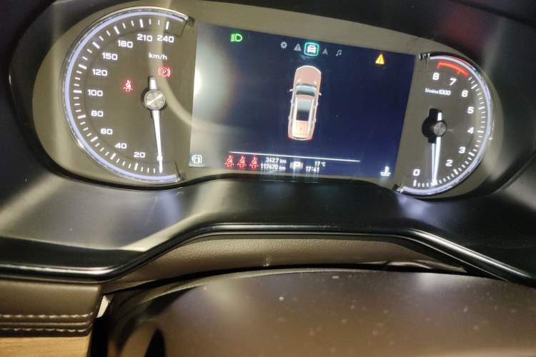 Used Roewe RX8 2018 30T Smart Connectivity Two-Wheel Drive Flagship Edition Odometer Close Up