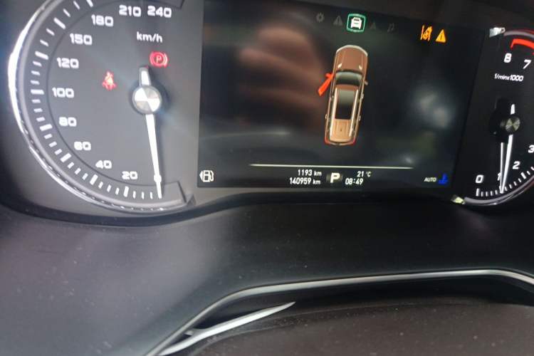 Used Roewe RX8 2018 30T Smart Connectivity All-Wheel Drive Supreme Edition Odometer Close Up