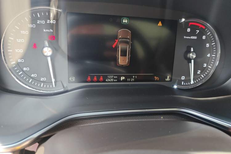 Used Roewe RX8 2018 30T Smart Connectivity Two-Wheel Drive Flagship Edition Odometer Close Up