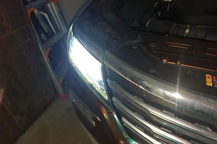Used Roewe RX8 2018 30T Smart Connectivity Two-Wheel Drive Flagship Edition Right Front Headlight