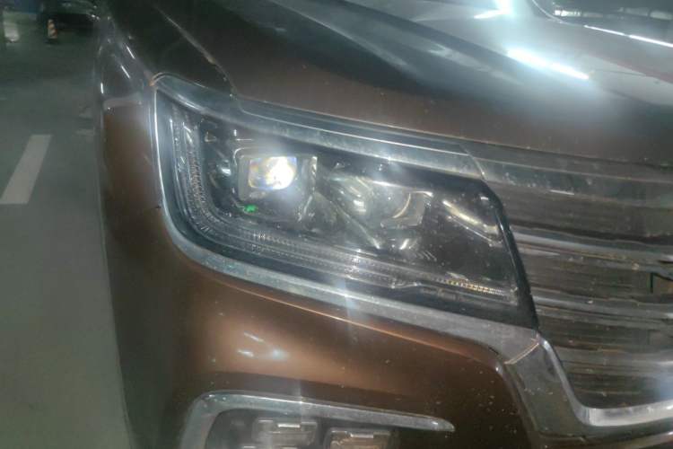 Used Roewe RX8 2018 30T Two-Wheel Drive Flagship Edition Right Front Headlight