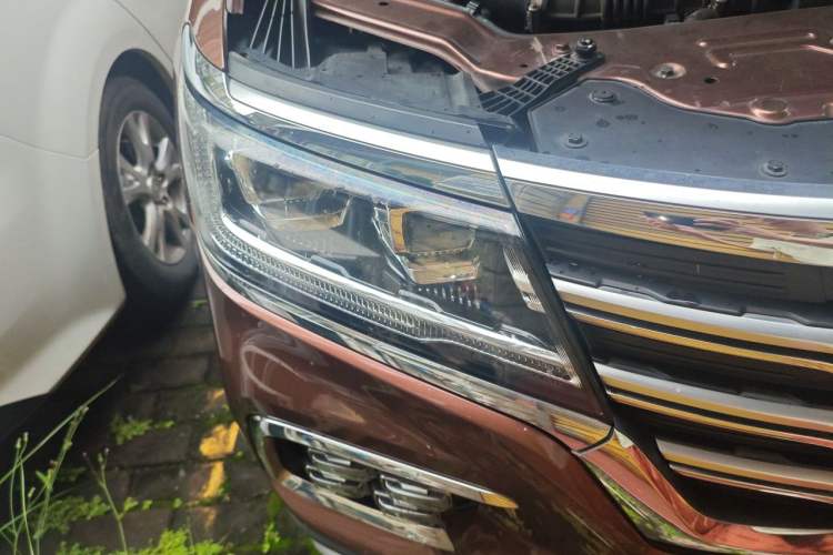 Used Roewe RX8 2018 30T Smart Connectivity Two-Wheel Drive Flagship Edition Right Front Headlight