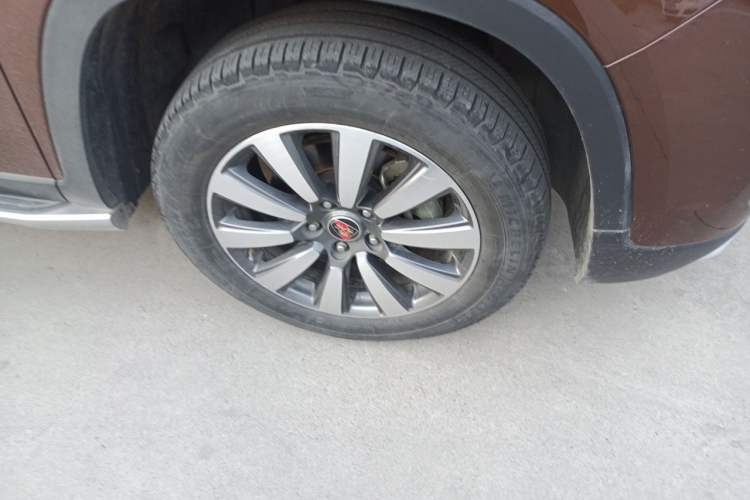 Used Roewe RX8 2018 30T Smart Connectivity Four-Wheel Drive Flagship Edition Right Front Wheel Hub