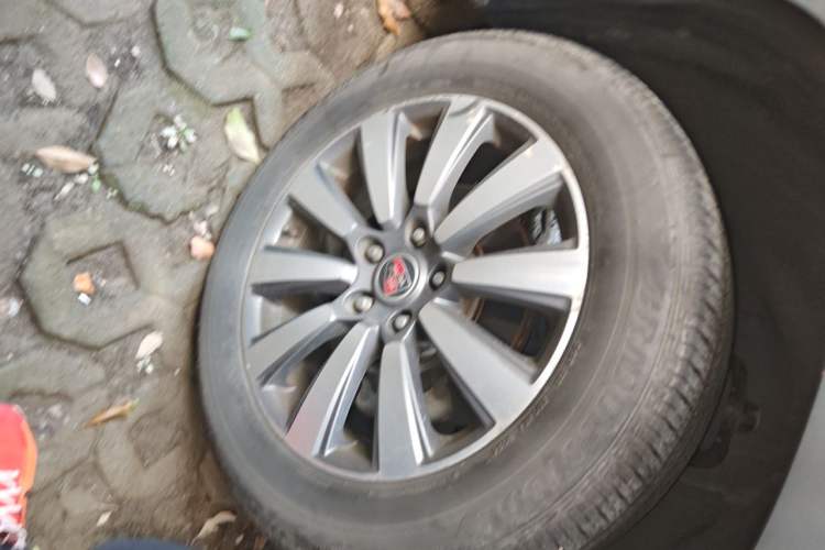 Used Roewe RX8 2018 30T Smart Connectivity Two-Wheel Drive Flagship Edition Right Front Wheel Hub