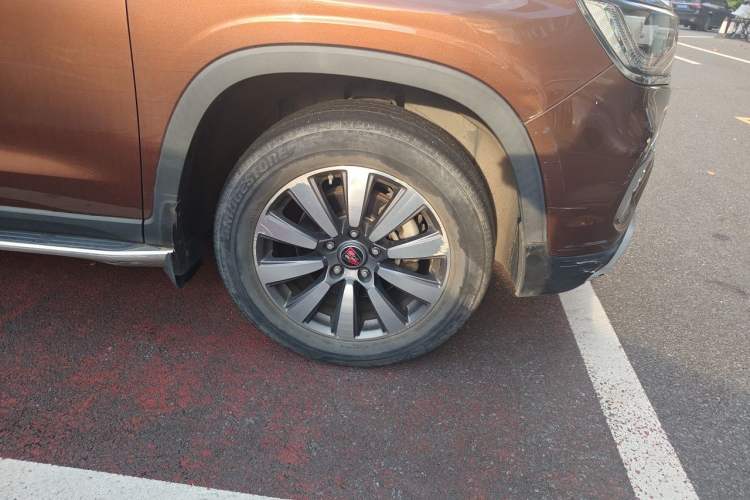 Used Roewe RX8 2018 30T Smart Connectivity Two-Wheel Drive Supreme Edition Right Front Wheel Hub
