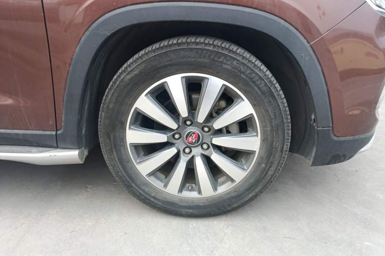 Used Roewe RX8 2018 30T Smart Connectivity Two-Wheel Drive Flagship Edition Right Front Wheel Hub